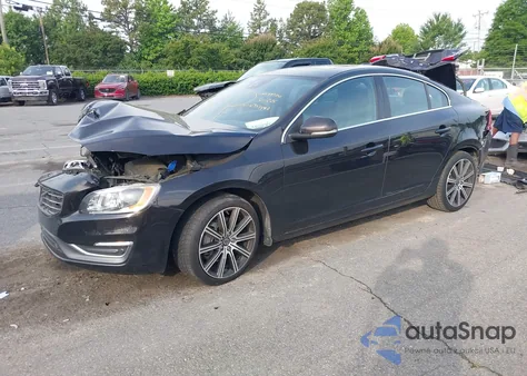 2015 Volvo S60 T6 Platinum z USA, uszkodzony, nr VIN YV149MFM1F1353482